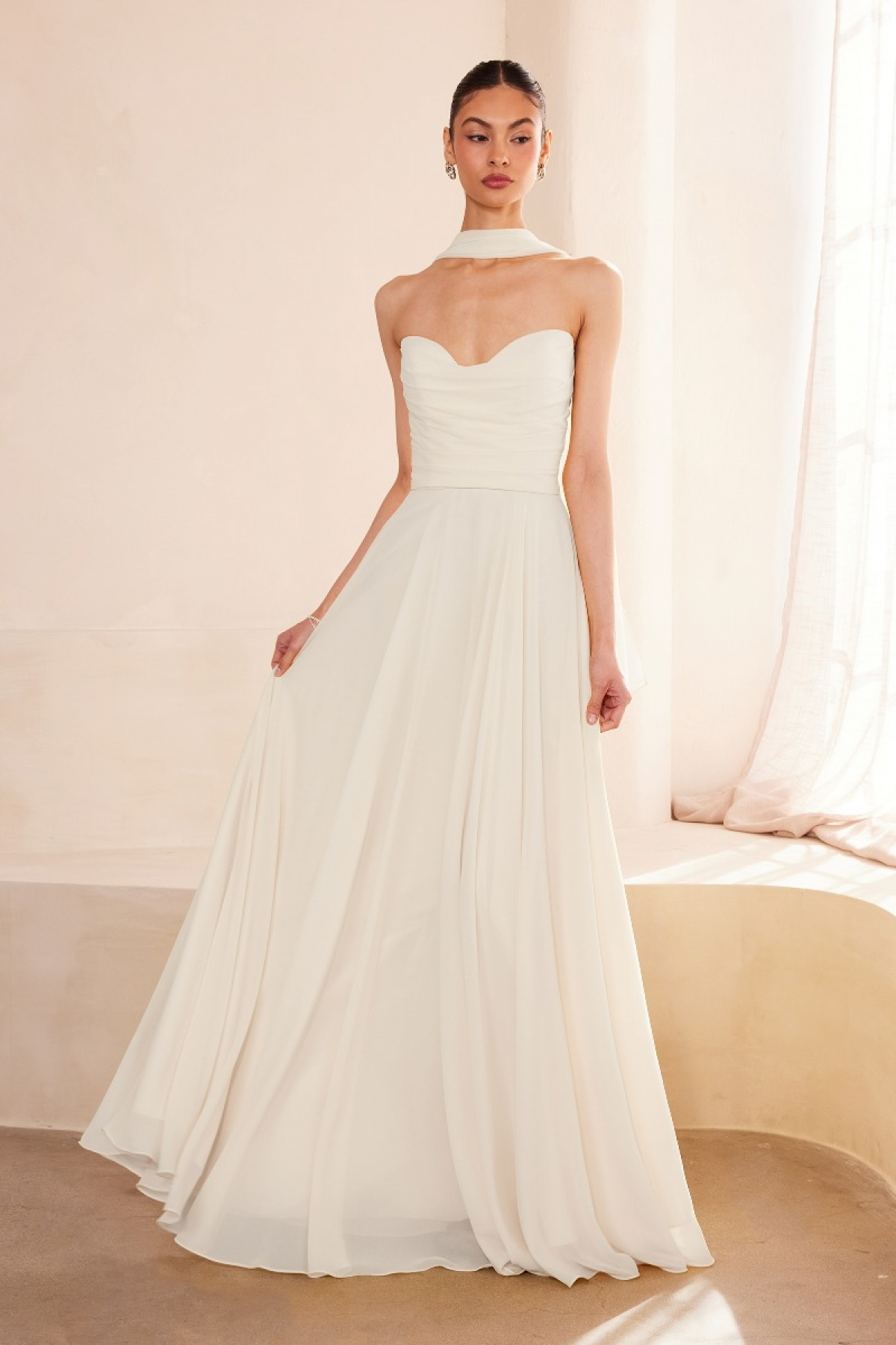 Lang brudekjole T703W i chiffon med blødt fald | bridalstore.dk