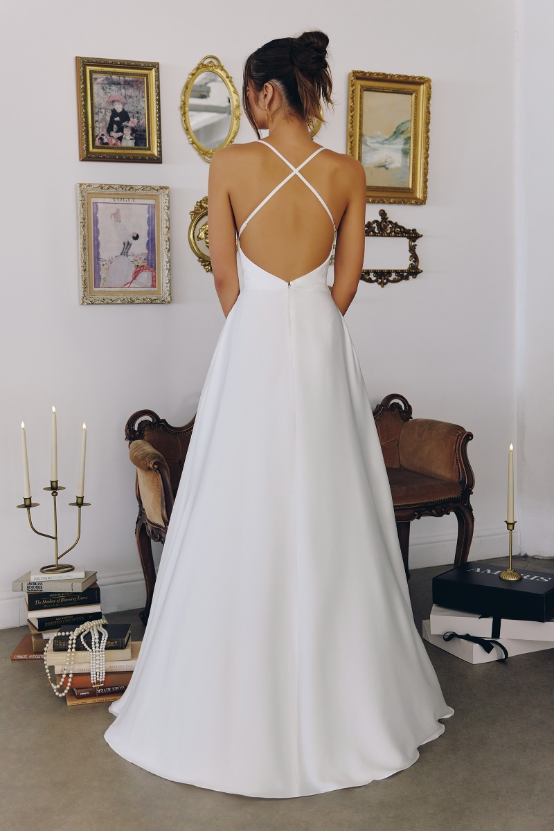 Lang brudekjole T714W i crepe med enkel og ren | bridalstore.dk