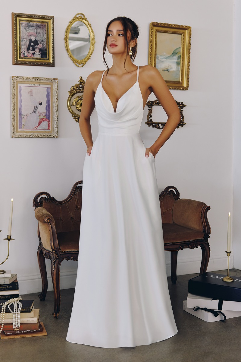 Lang brudekjole T714W i crepe med enkel og ren | bridalstore.dk