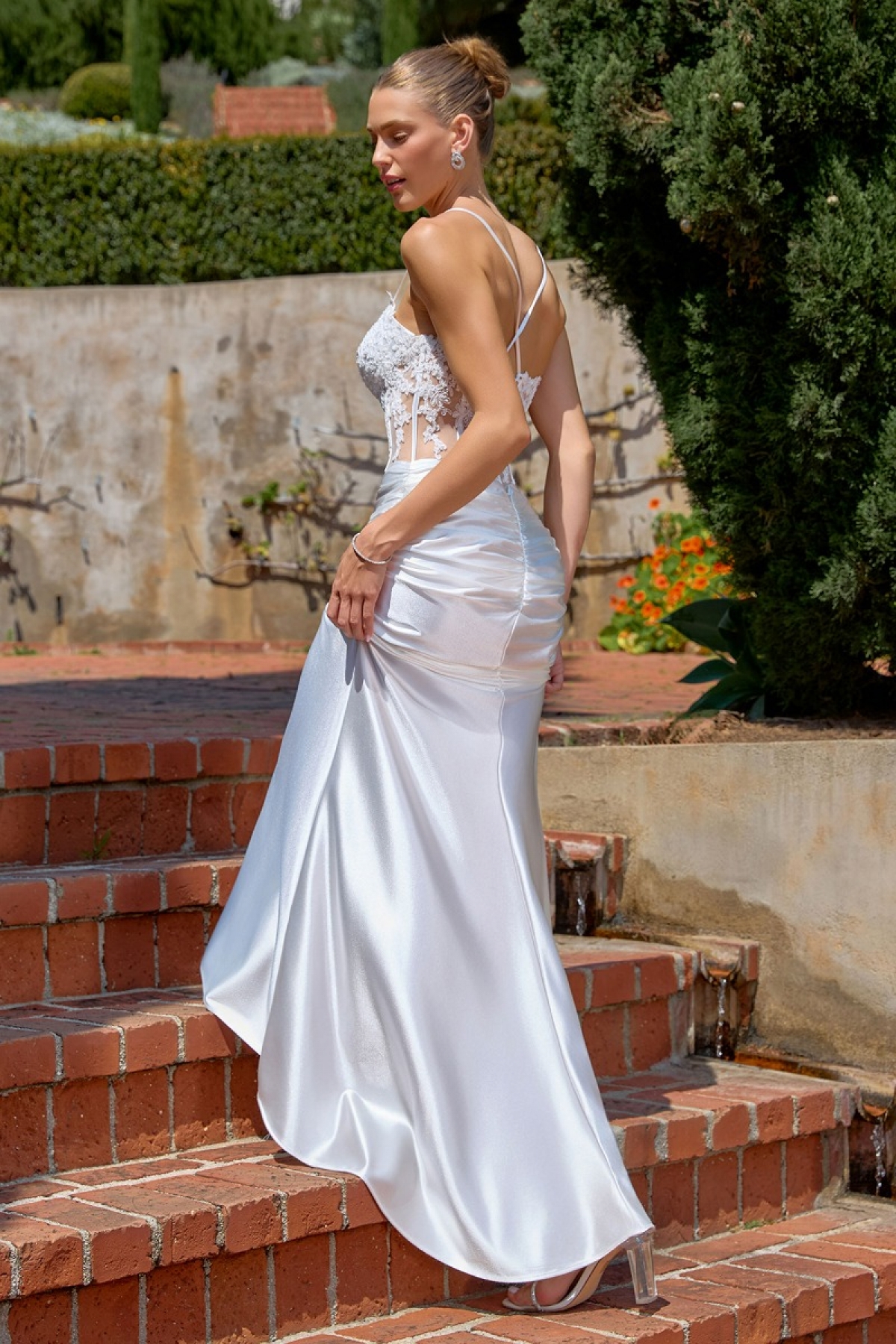 Lang brudekjole T819W i satin med blødt fald | bridalstore.dk