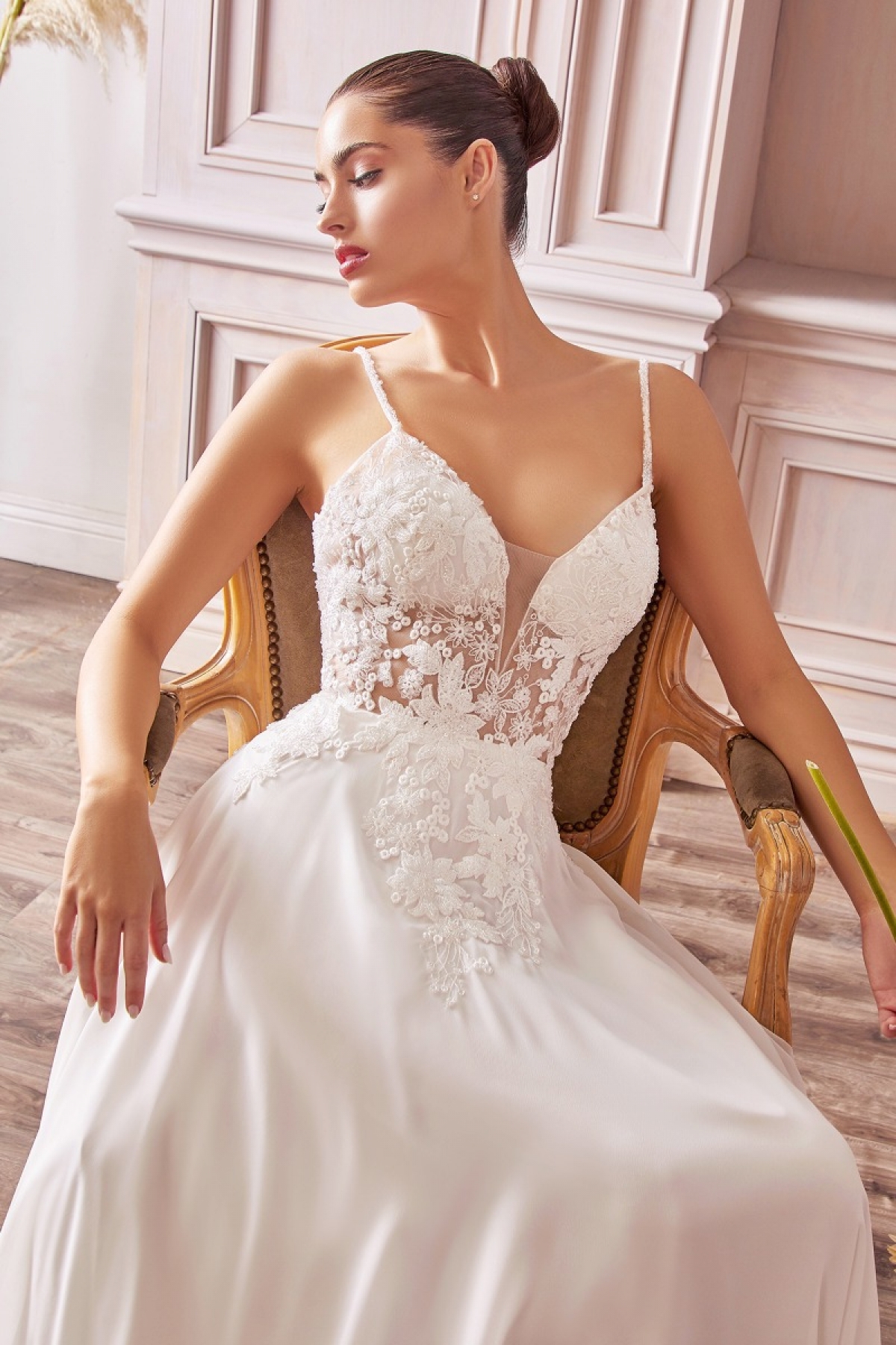Lang brudekjole TY11 i tyl med blonde på overdel | bridalstore.dk