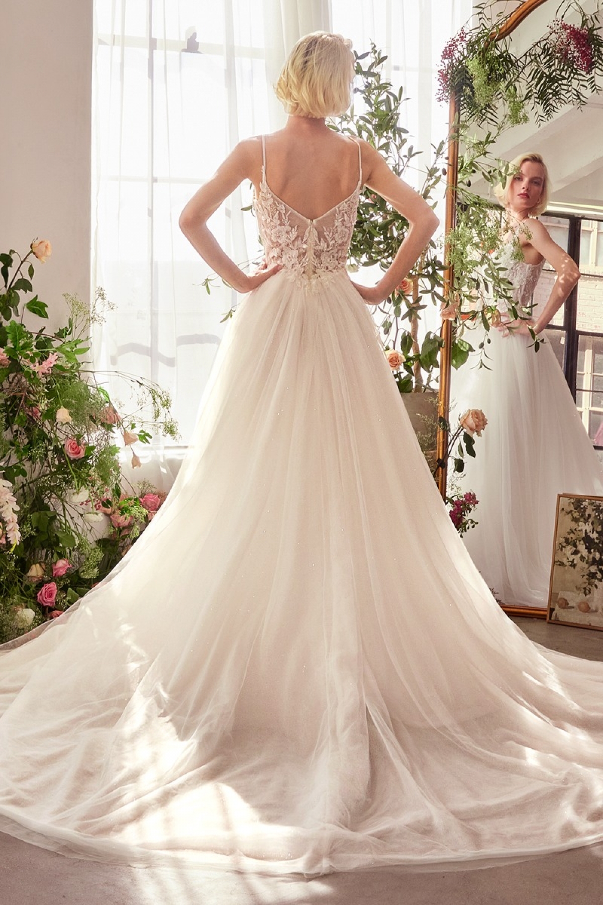Lang brudekjole WL029 i tyl med blonde på overdel | bridalstore.dk
