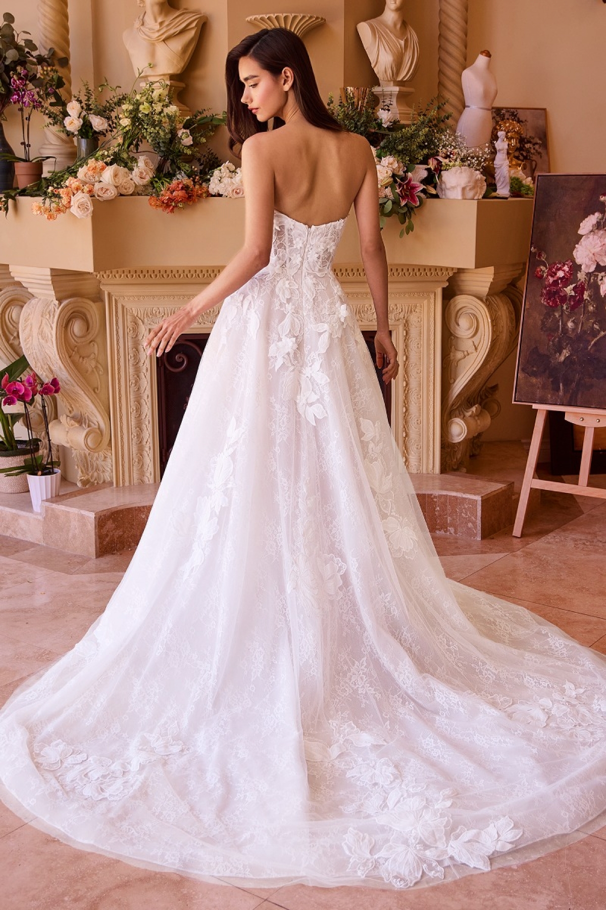 Lang brudekjole WL034 i blonde på tyl med blomsterbroderi | bridalstore.dk