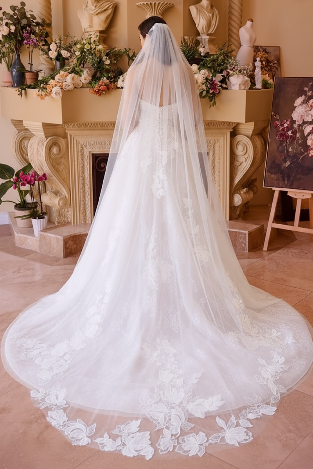 Lang brudekjole WL034 i blonde på tyl med blomsterbroderi | bridalstore.dk