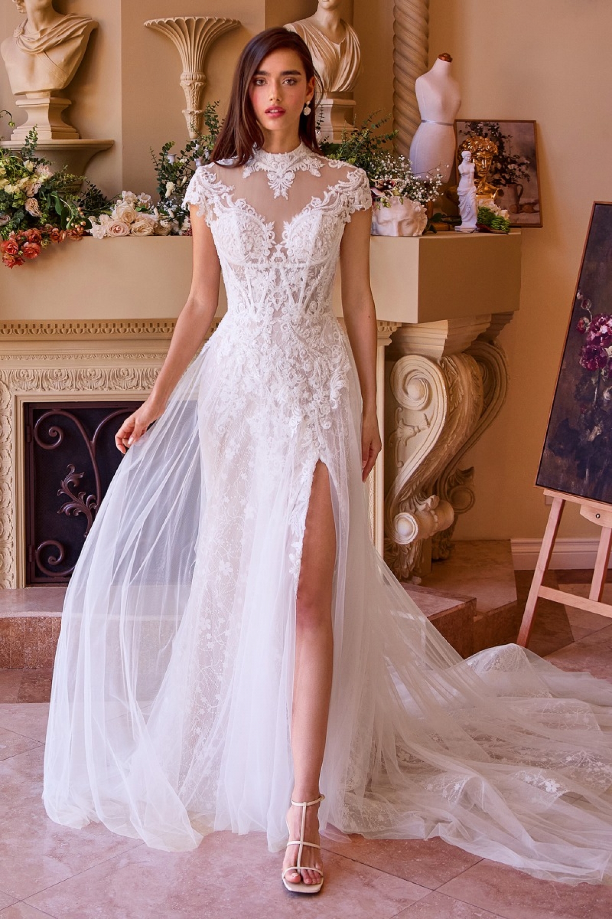 Lang brudekjole WL035 i blonde med aftagelig kappe og slids | bridalstore.dk