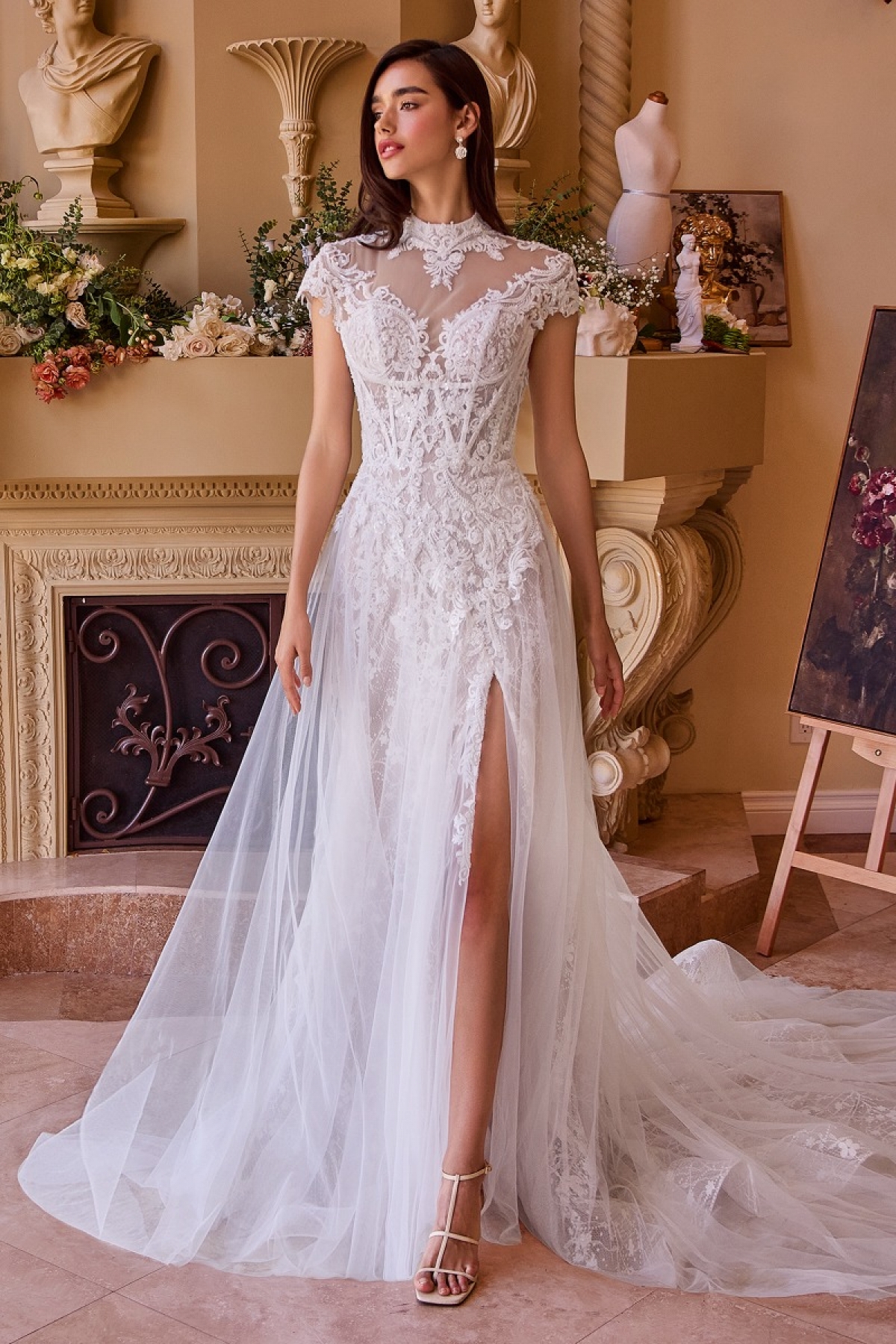 Lang brudekjole WL035 i blonde med aftagelig kappe og slids | bridalstore.dk