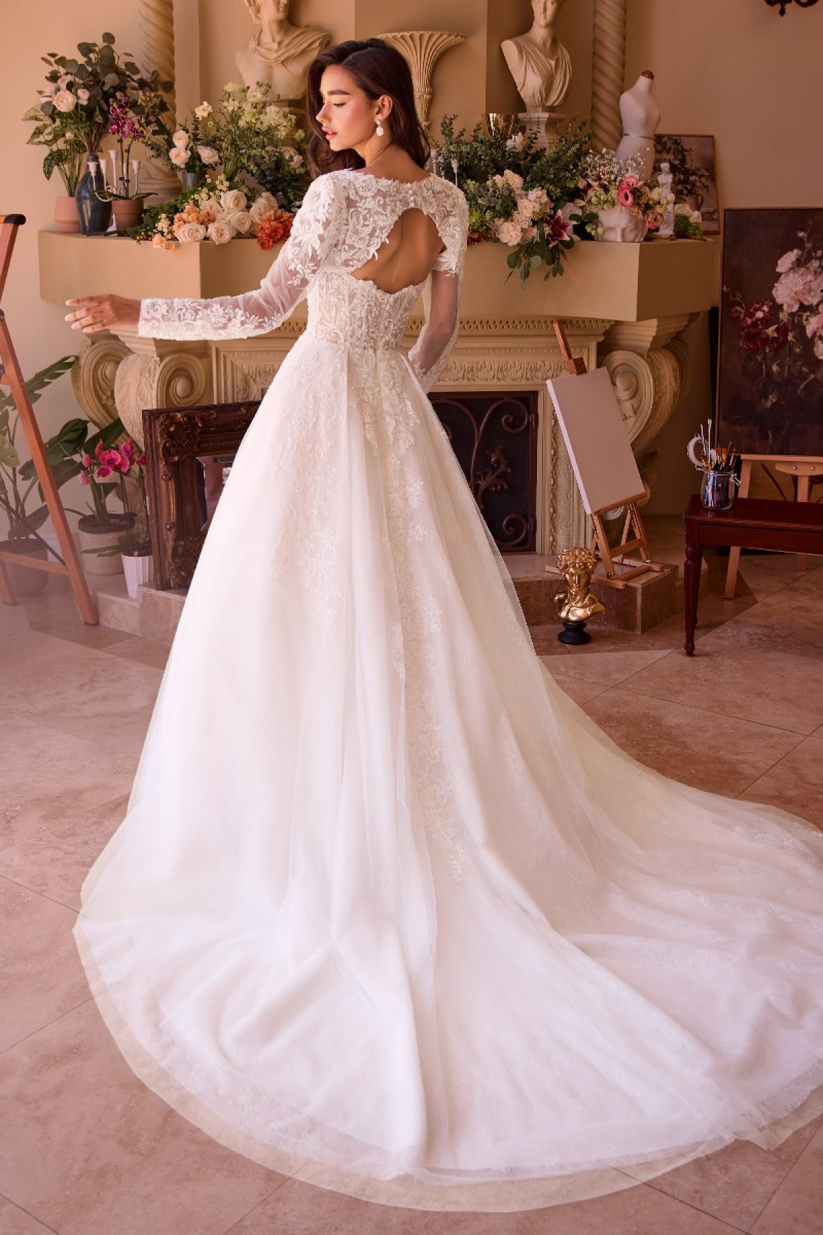 Lang brudekjole WL037 i blonde med dyb udskæring | bridalstore.dk