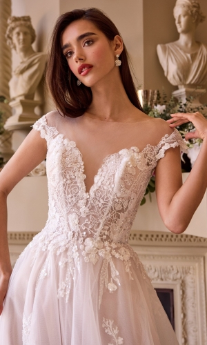 Lang brudekjole WL038 i blonde med dyb v-udskæring | bridalstore.dk