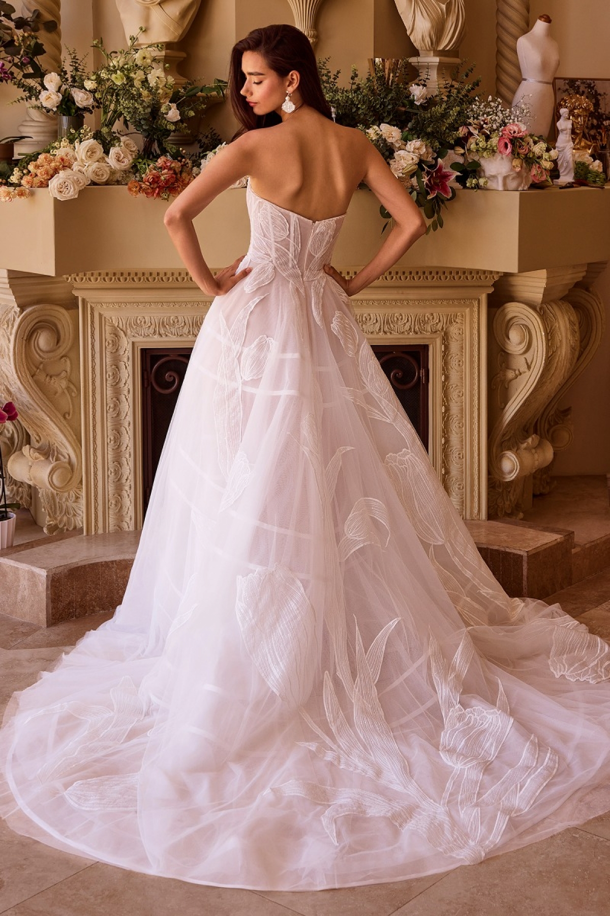 Lang brudekjole WL043 i blonde med blomsterbroderi | bridalstore.dk