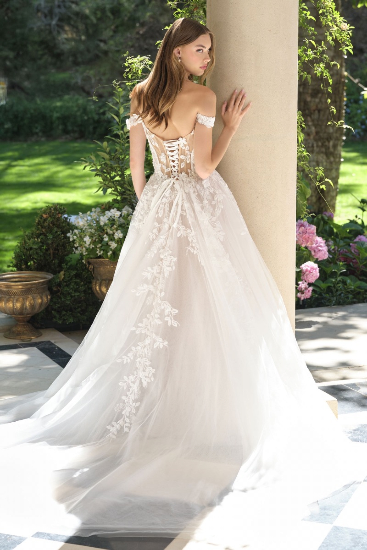 Lang brudekjole WL057 i tyl med blonde på overdel | bridalstore.dk