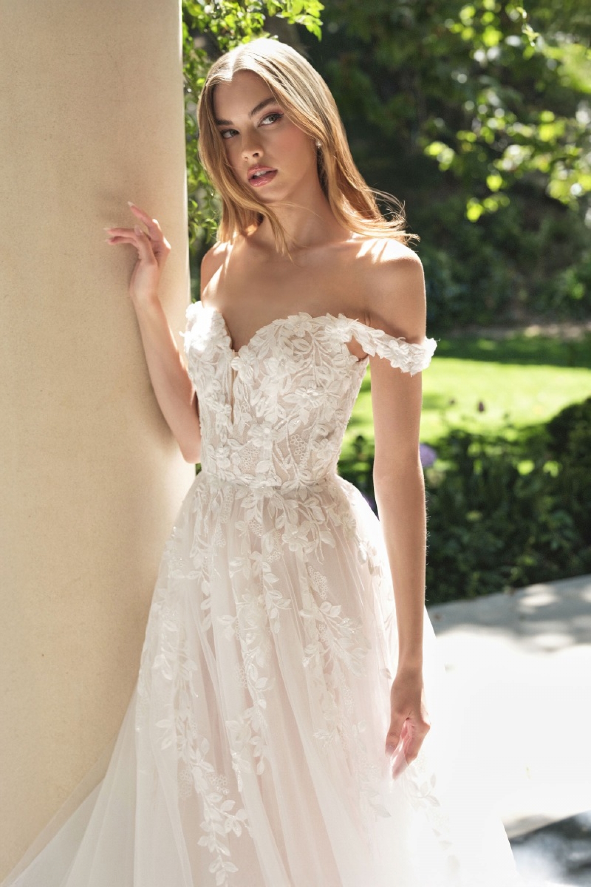 Lang brudekjole WL057 i tyl med blonde på overdel | bridalstore.dk