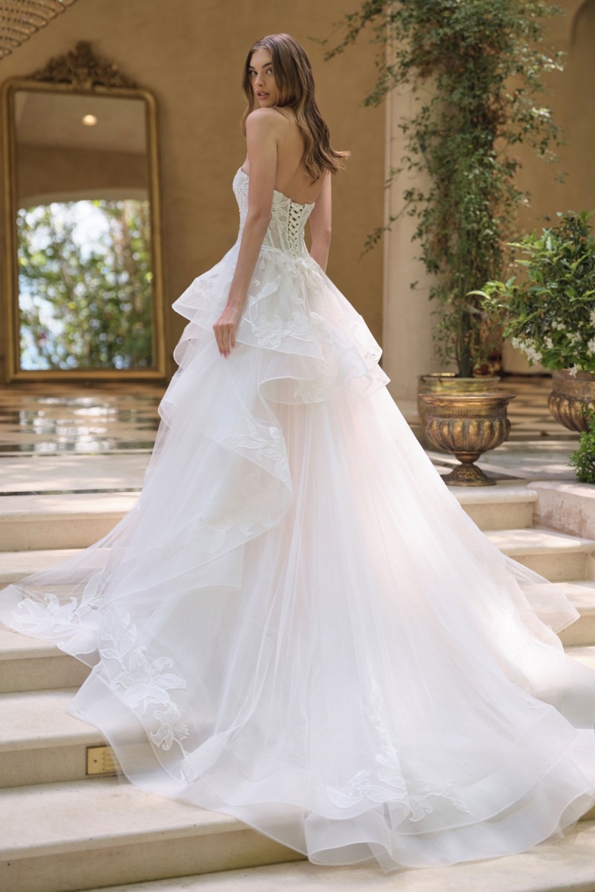 Lang brudekjole WL059 i tyl med volanger i skørtet | bridalstore.dk