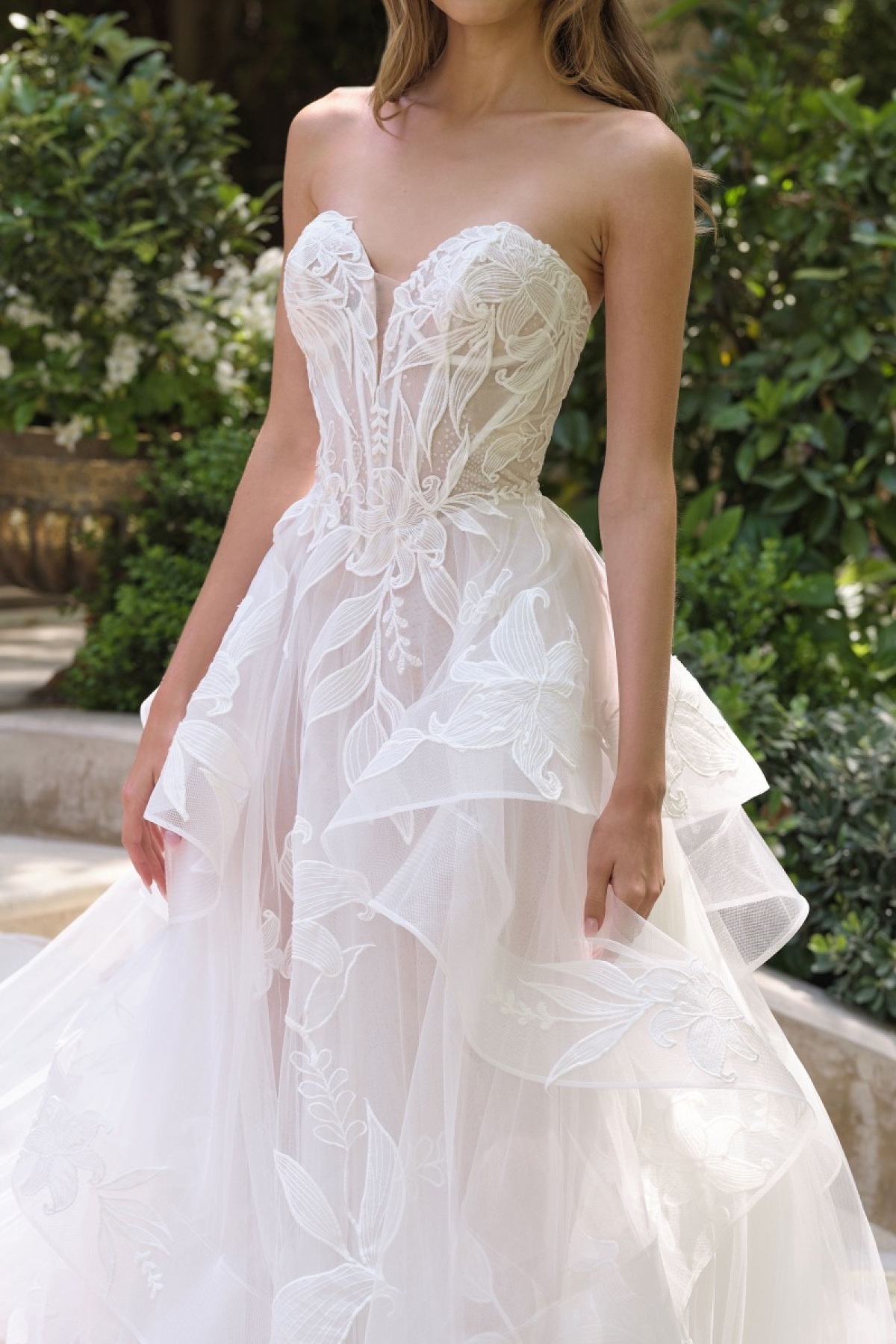 Lang brudekjole WL059 i tyl med volanger i skørtet | bridalstore.dk