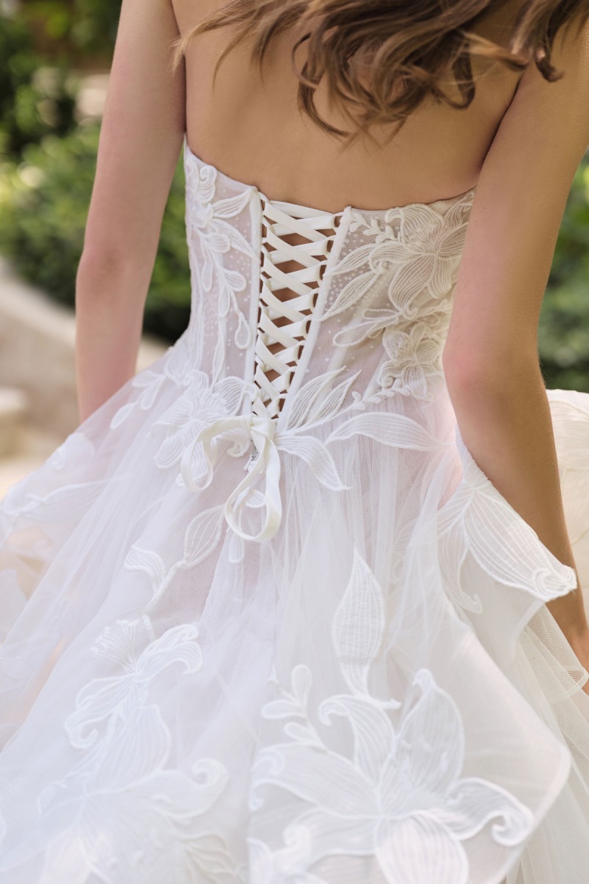 Lang brudekjole WL059 i tyl med volanger i skørtet | bridalstore.dk