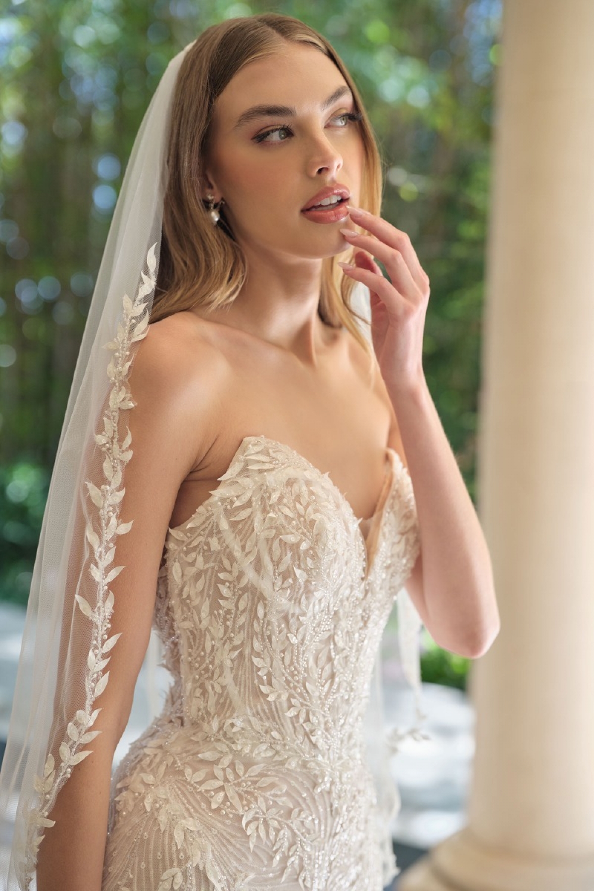 Lang brudekjole WL060 i glimmerblonde med figursyet | bridalstore.dk