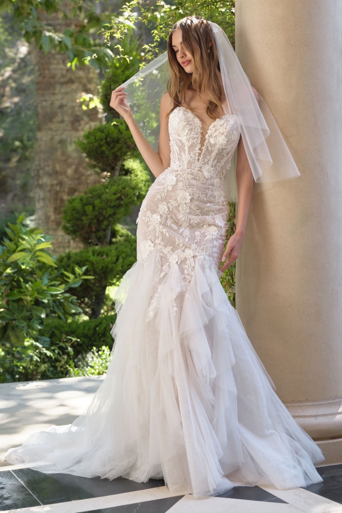 Lang brudekjole WL062 i blonde med blomsterbroderi | bridalstore.dk