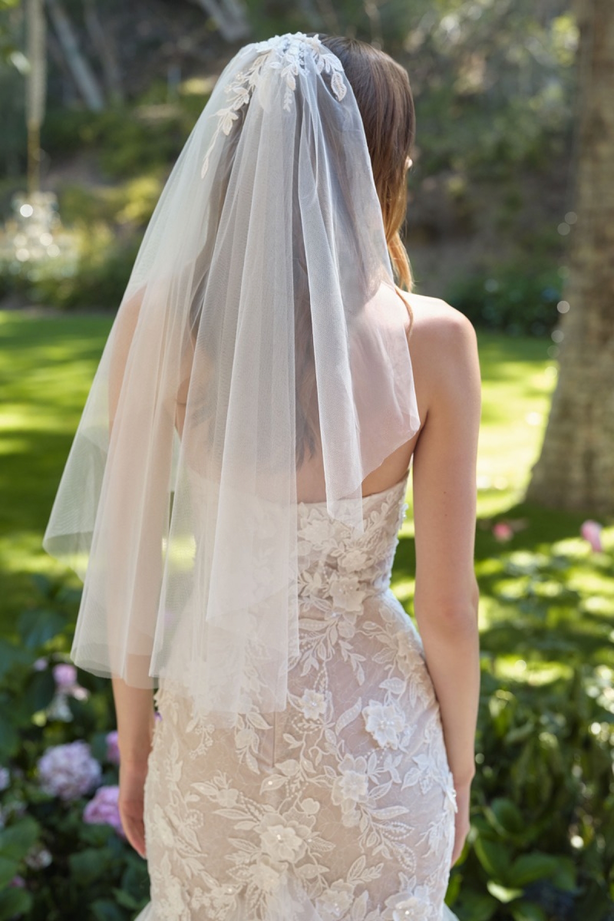 Lang brudekjole WL062 i blonde med blomsterbroderi | bridalstore.dk