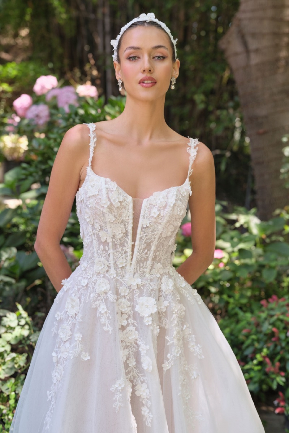 Lang brudekjole WL063 i tyl med slids | bridalstore.dk