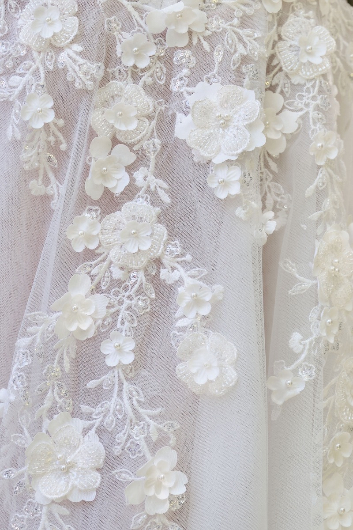 Lang brudekjole WL063 i tyl med slids | bridalstore.dk