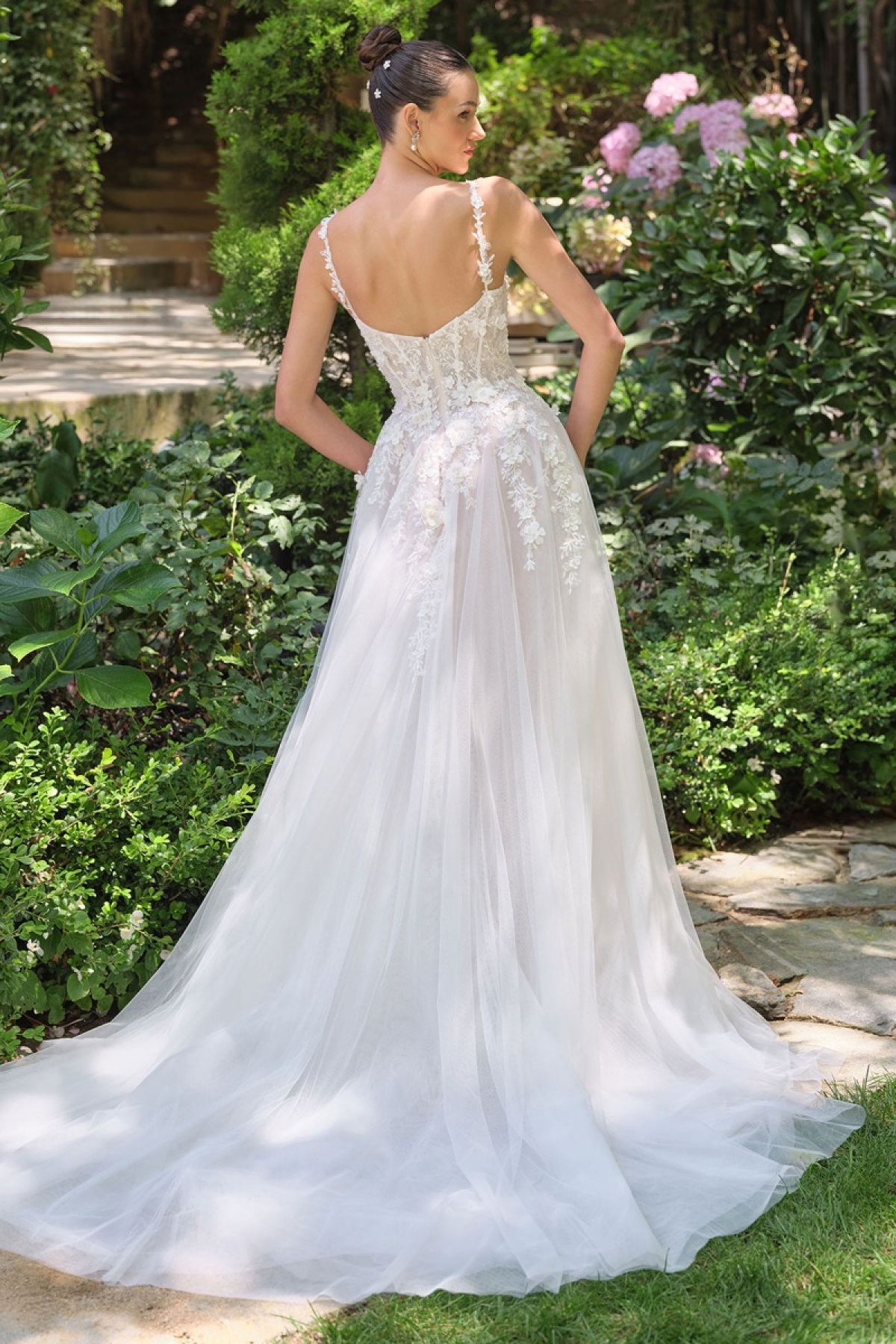 Lang brudekjole WL063 i tyl med slids | bridalstore.dk