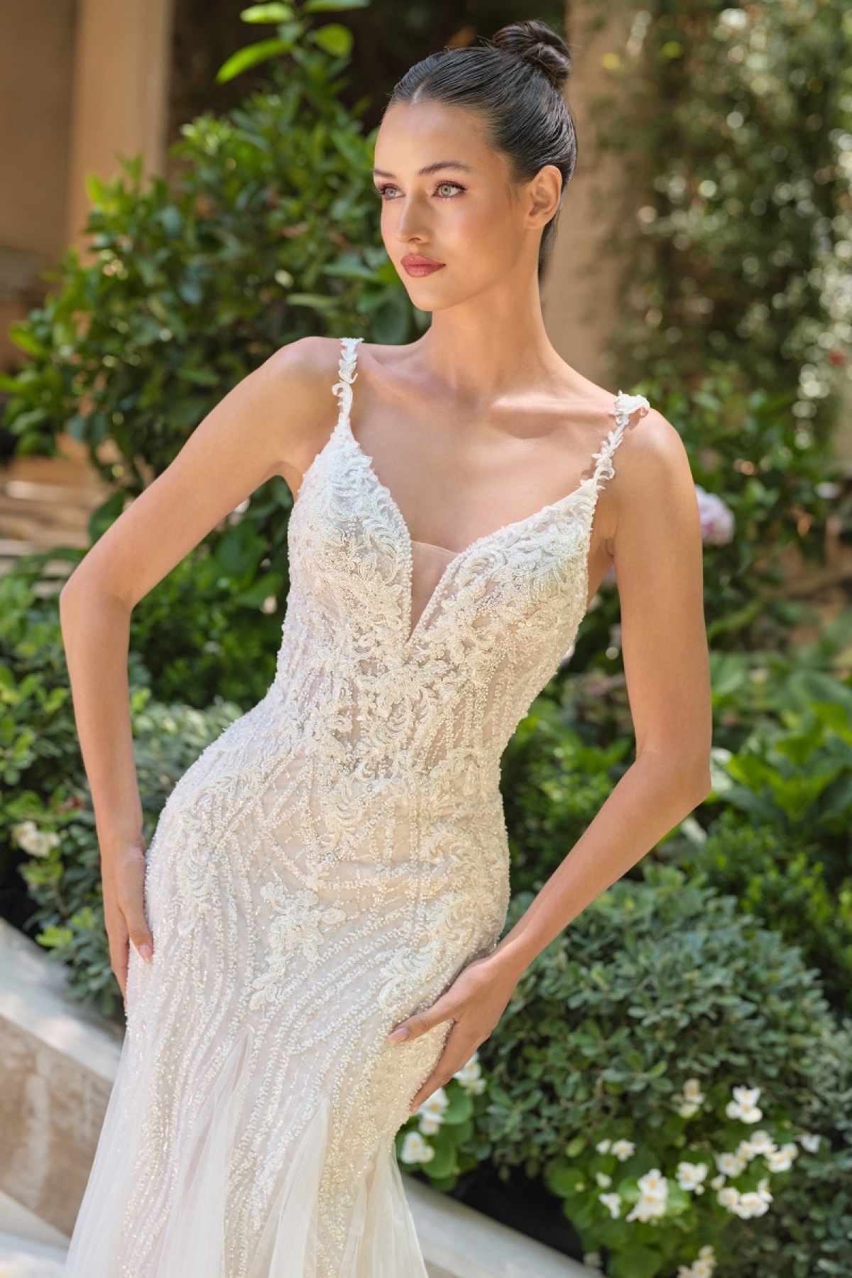 Lang brudekjole WL066 i tyl med blonde på overdel | bridalstore.dk