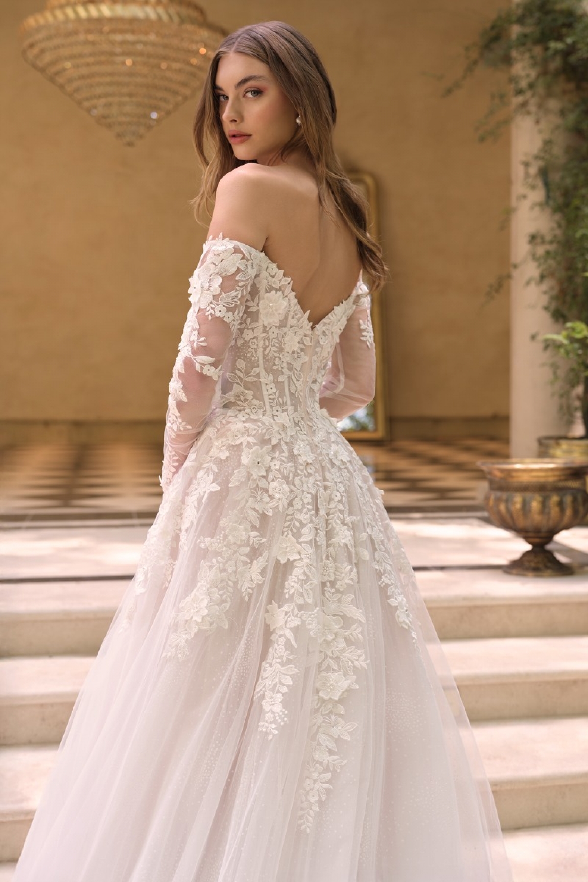 Lang brudekjole WL067 i blonde med illusionsoverdel | bridalstore.dk