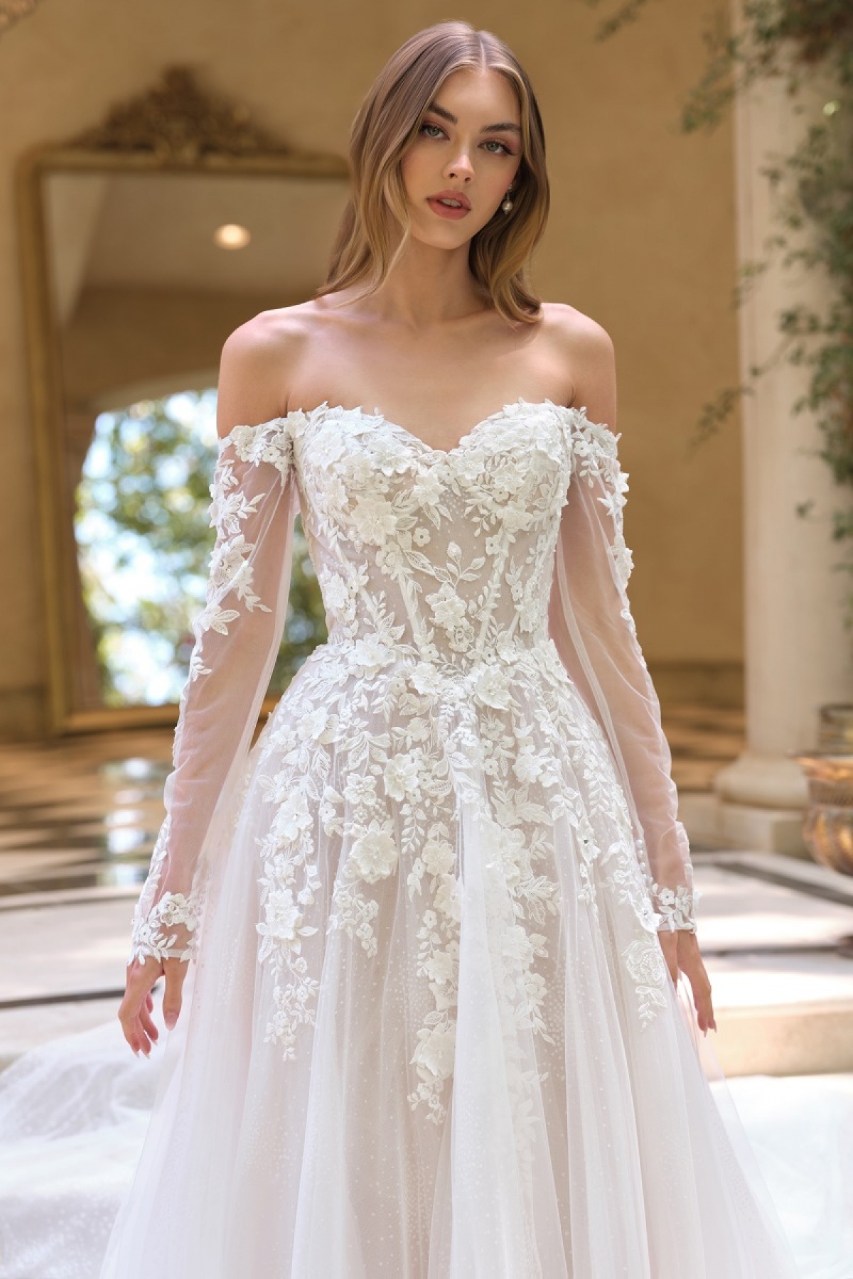 Lang brudekjole WL067 i blonde med illusionsoverdel | bridalstore.dk
