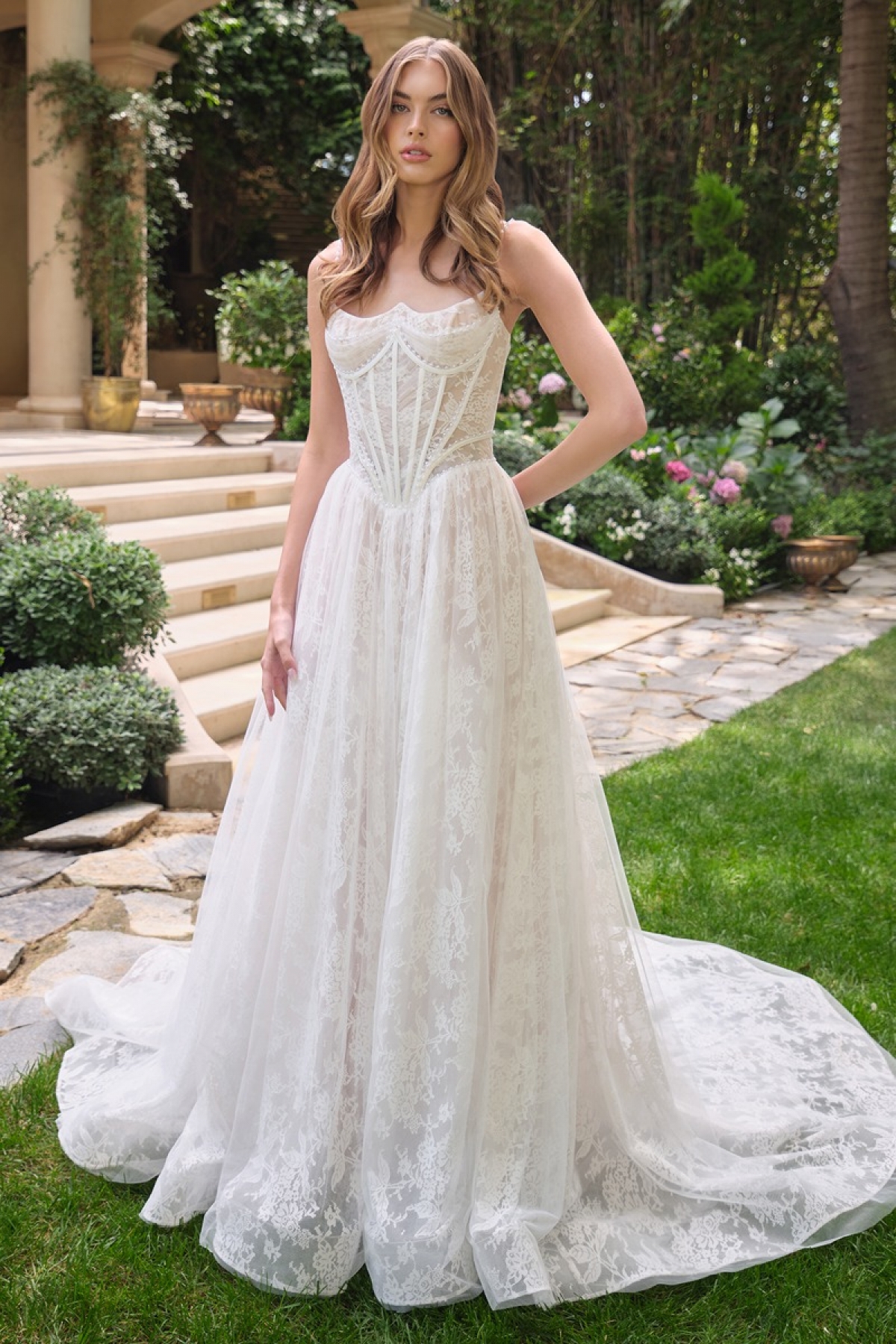 Lang brudekjole WL069 i blonde med volanger | bridalstore.dk
