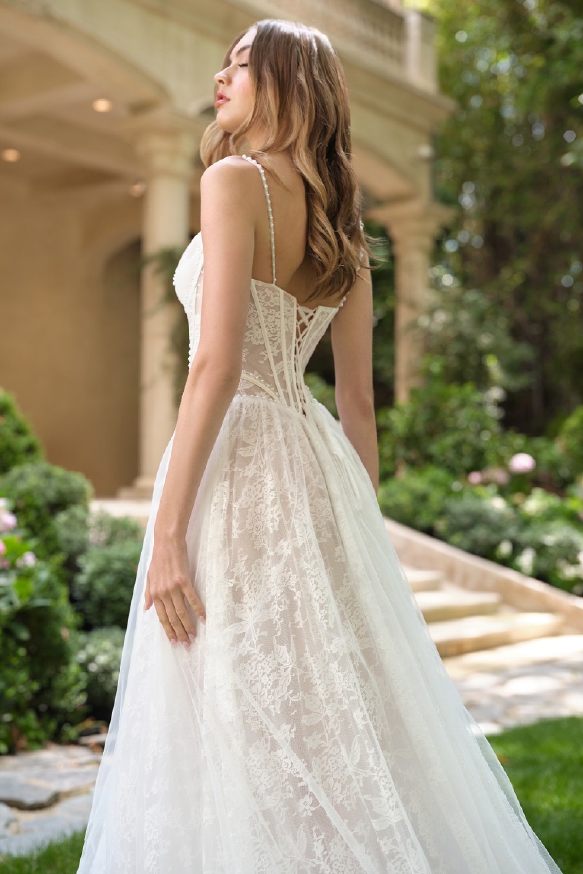Lang brudekjole WL069 i blonde med volanger | bridalstore.dk