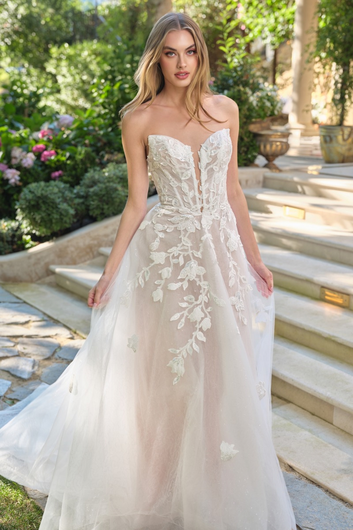 Lang brudekjole WL070 i blonde med åben ryg | bridalstore.dk