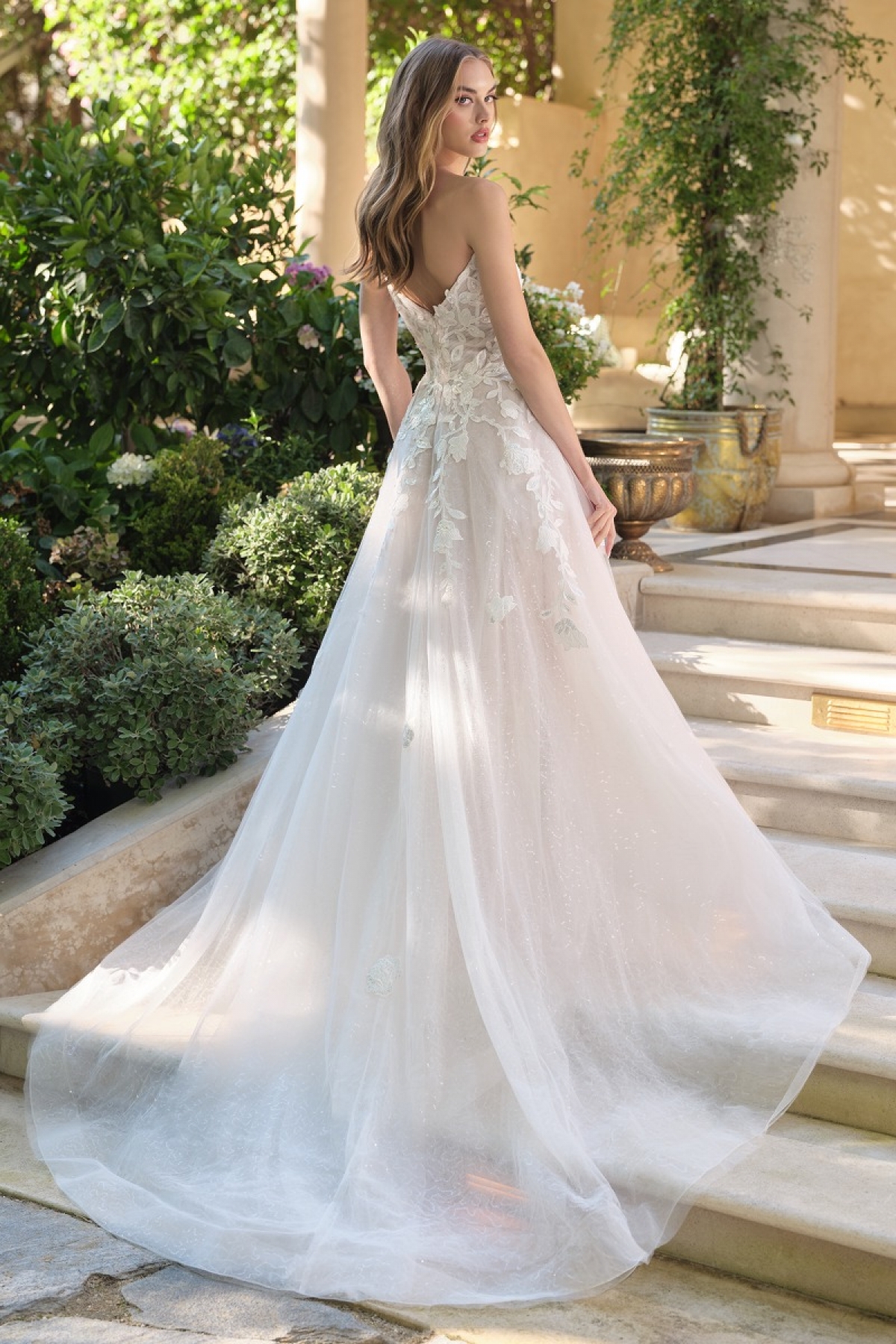 Lang brudekjole WL070 i blonde med åben ryg | bridalstore.dk