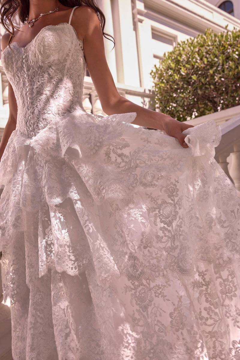 Lang brudekjole WL076 i tyl med blonde med lagdelt skørt | bridalstore.dk