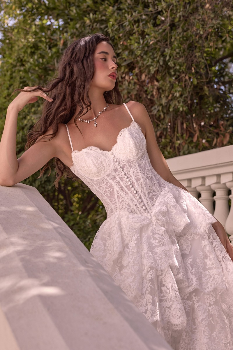 Lang brudekjole WL076 i tyl med blonde med lagdelt skørt | bridalstore.dk