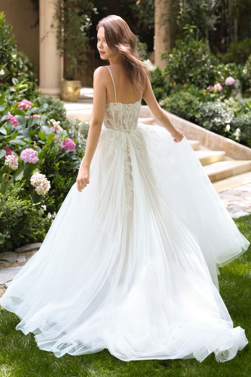 Lang brudekjole WL087 i blonde på tyl med blomsterbroderi | bridalstore.dk