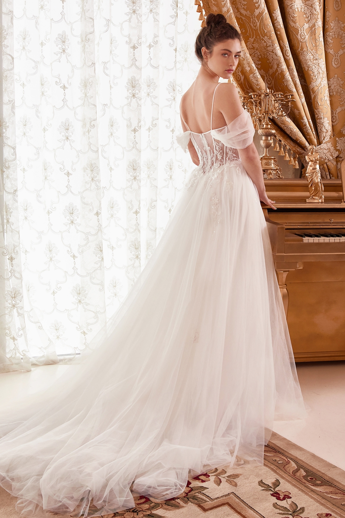 Lang brudekjole WN307 i tyl med blonde på overdel | bridalstore.dk