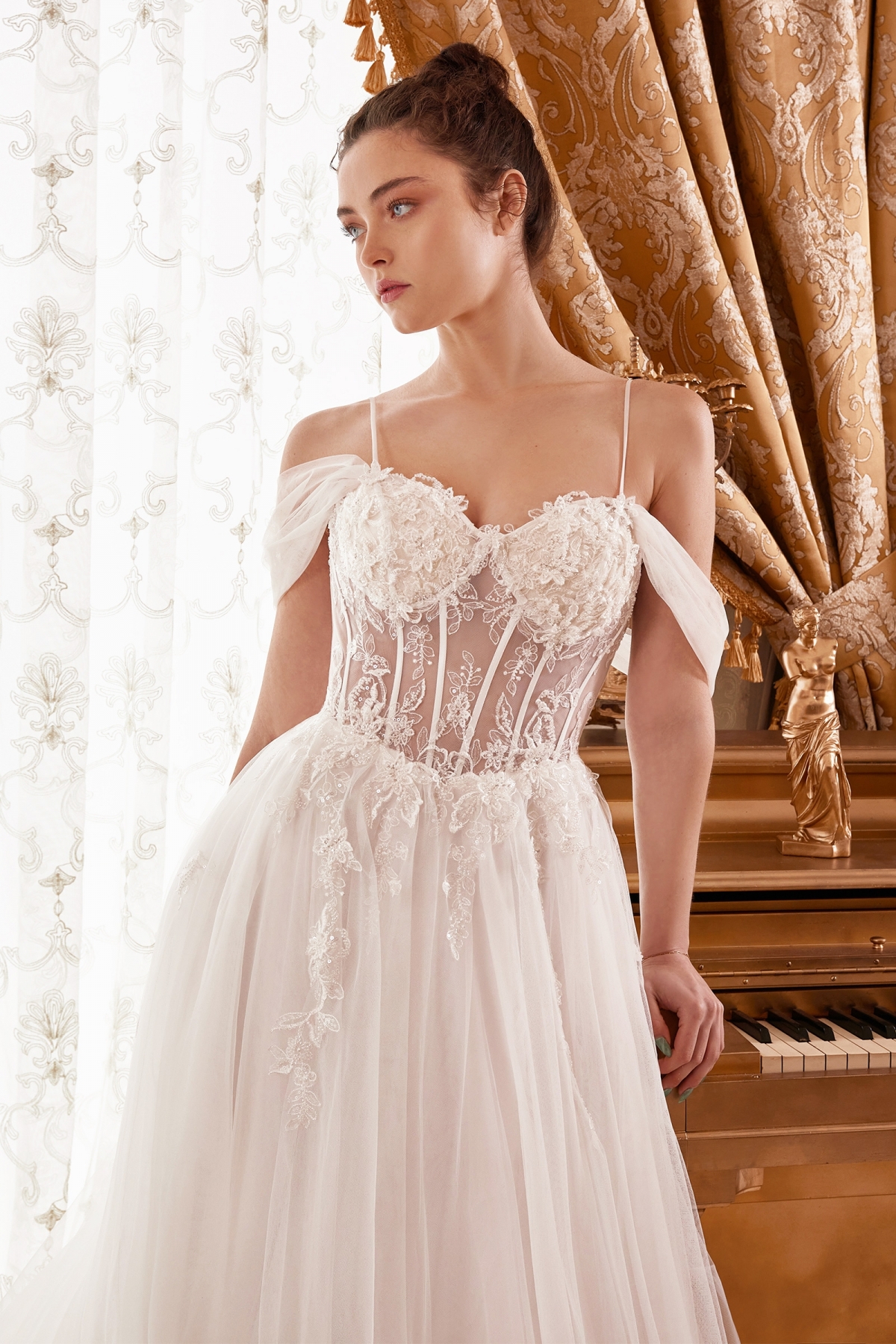 Lang brudekjole WN307 i tyl med blonde på overdel | bridalstore.dk