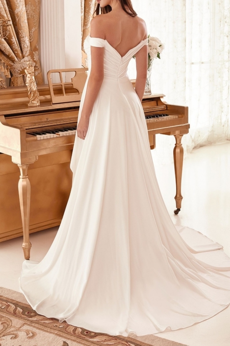Off shoulder brudekjole i satin med slids og slæb | bridalstore.dk