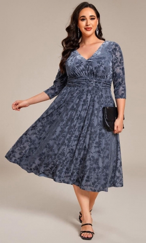 Knæ lang kjole med ærme i plussize i mange farver