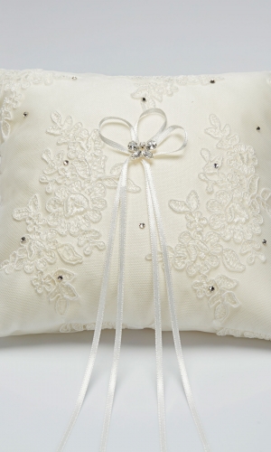 Ringpude K2 i blonde med krystal-sommerfugl | bridalstore.dk
