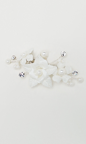 Broche Y080 med blomster og perler | bridalstore.dk