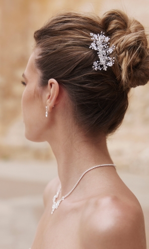 Hårpynt med sølvblomster, perler og kam | bridalstore.dk
