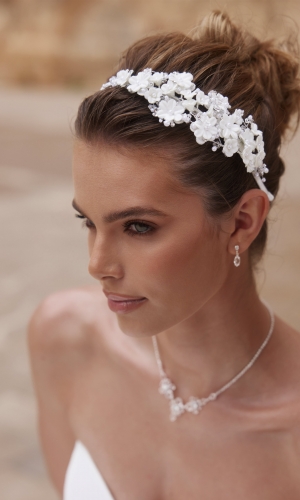 Hårbøjle med hvide blomster, krystaller og perler | bridalstore.dk
