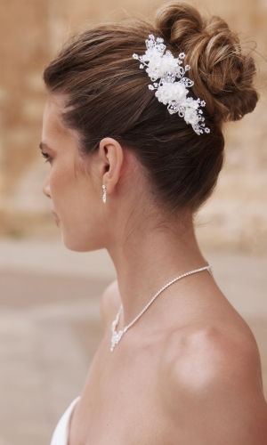 Hårpynt med hvide blomster og perler, med kam | bridalstore.dk