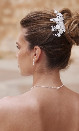 Hårpynt med sølv- og hvide blomster med pailletter | bridalstore.dk