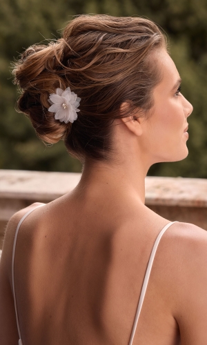 Hårpynt med chiffonblomster i lag | bridalstore.dk