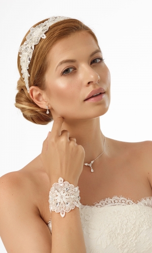 Armbånd i blonde med dekorative sten | bridalstore.dk