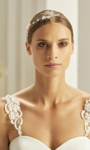 Brudestropper 15200 i blonde med perlebroderi | bridalstore.dk