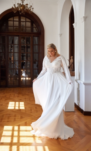 Latifa plus size brudekjole med blonde ærme fra Bridalstore.dk 