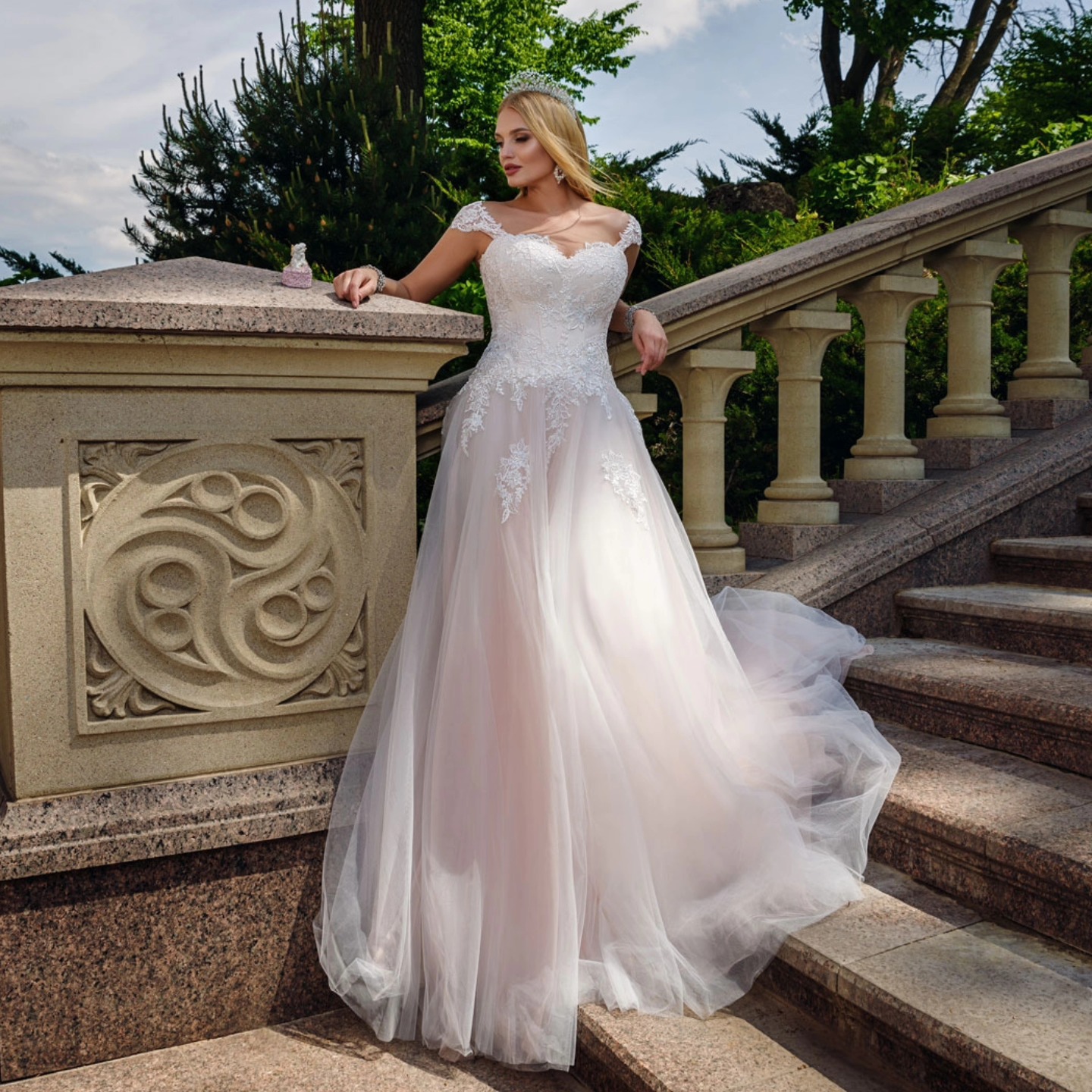 Plus size weddingdeluxe brudekjole med corsage