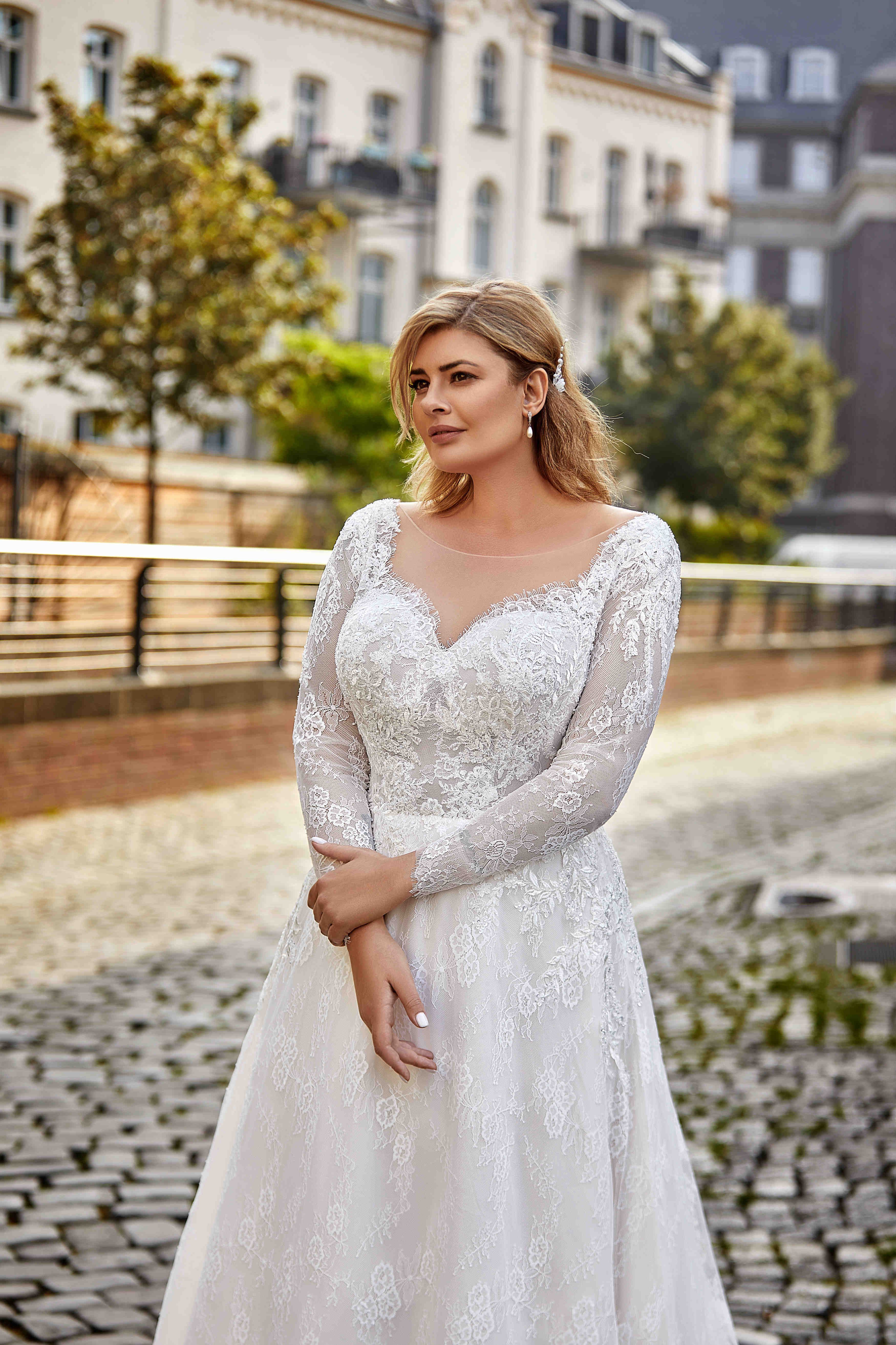 Arlet rosa plus size brudekjole med blonde ærme fra bridalstore.dk